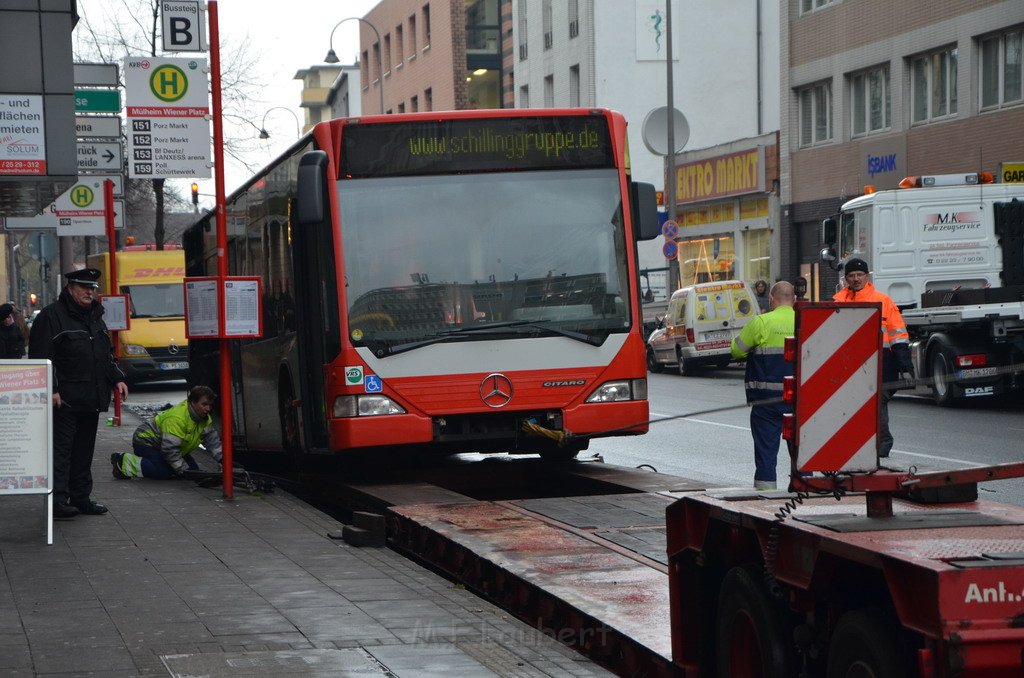 Stadtbus fing Feuer Koeln Muelheim Frankfurterstr Wiener Platz P220.JPG